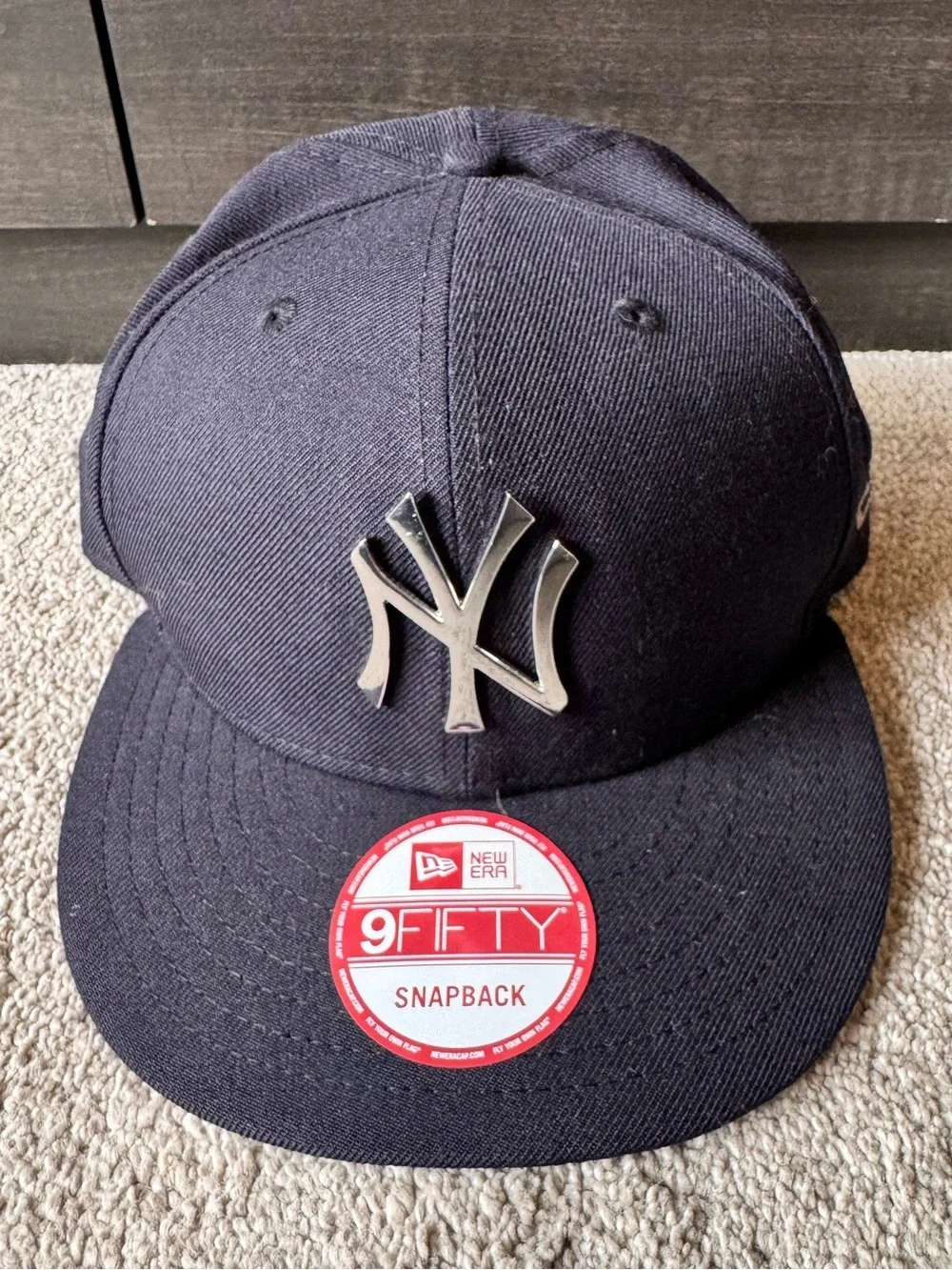 NWT Mens New York Yankees New Era MLB 39Thirty Metal Logo Hat SnapBack NEW - Picture 1 of 7